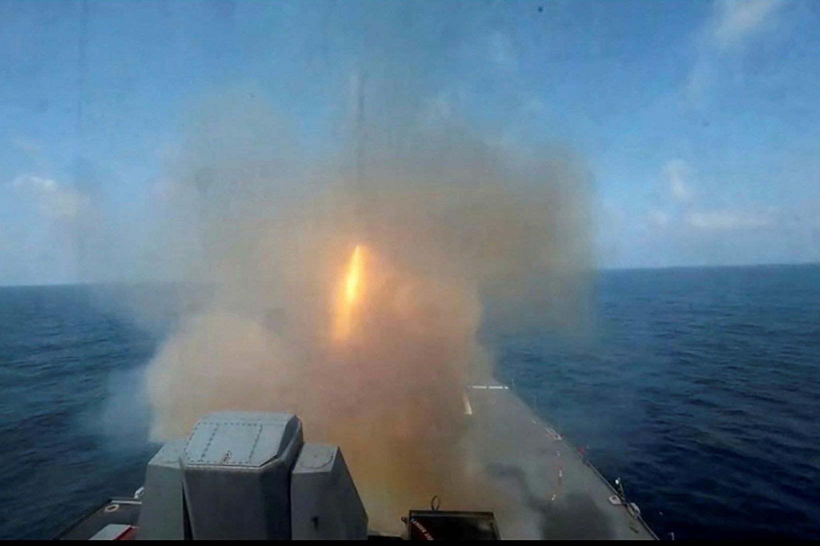 Myndskeið sýnir þegar skotið var á skipið