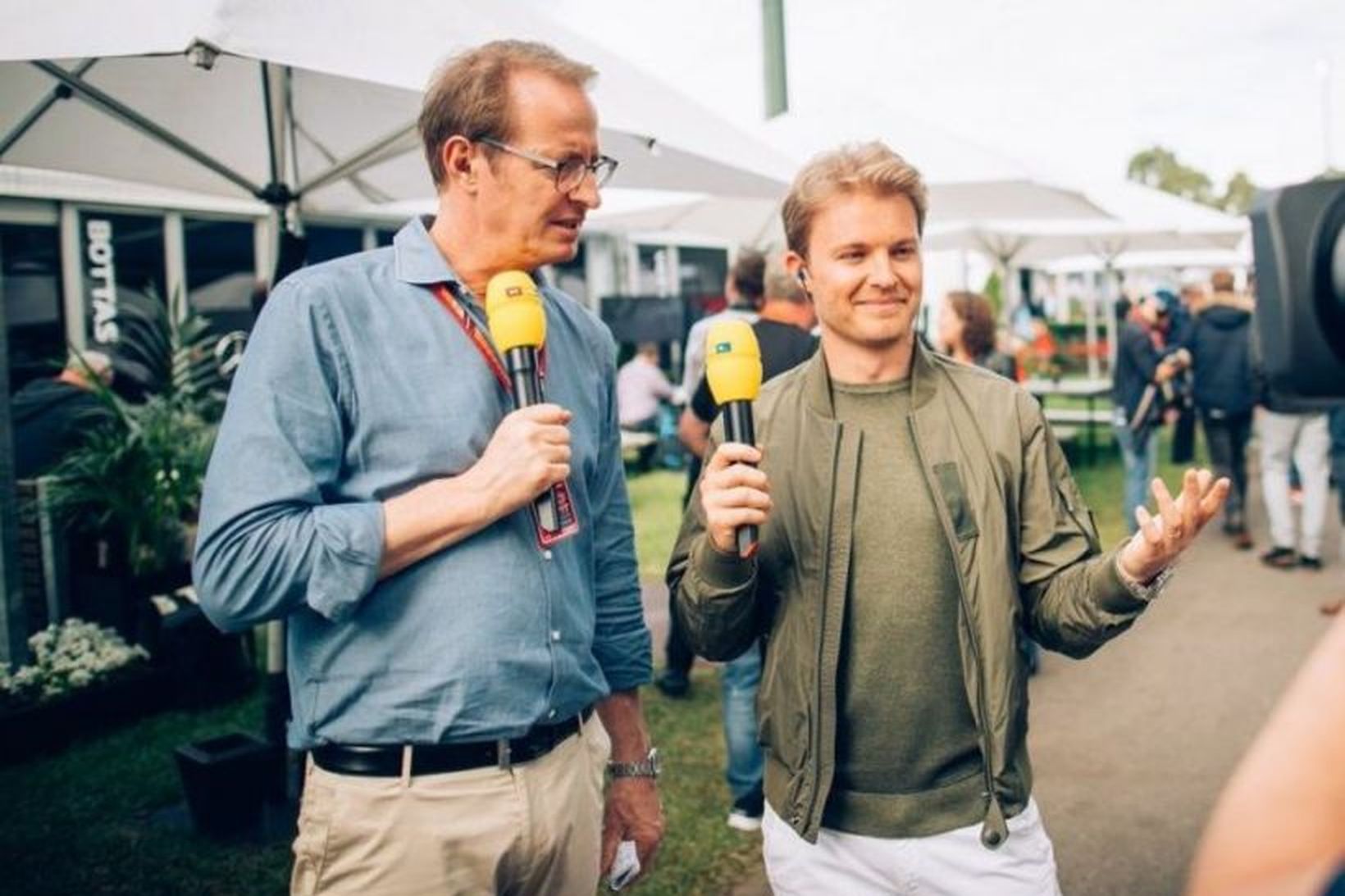 Rosberg (t.h.) mundar míkrófóninn hjá þýsku sjónvarpsstöðinni RTL í Melbourne …