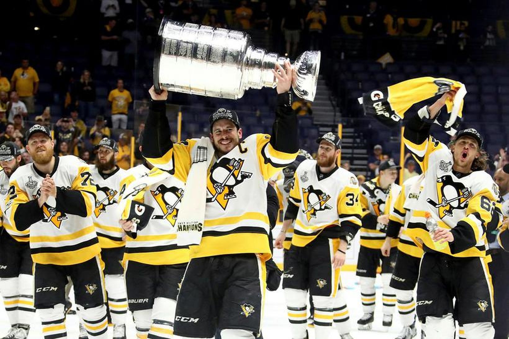 Sidney Crosby lyftir Stanley-bikarnum fyrir lið sitt Pittsburgh Penguins.