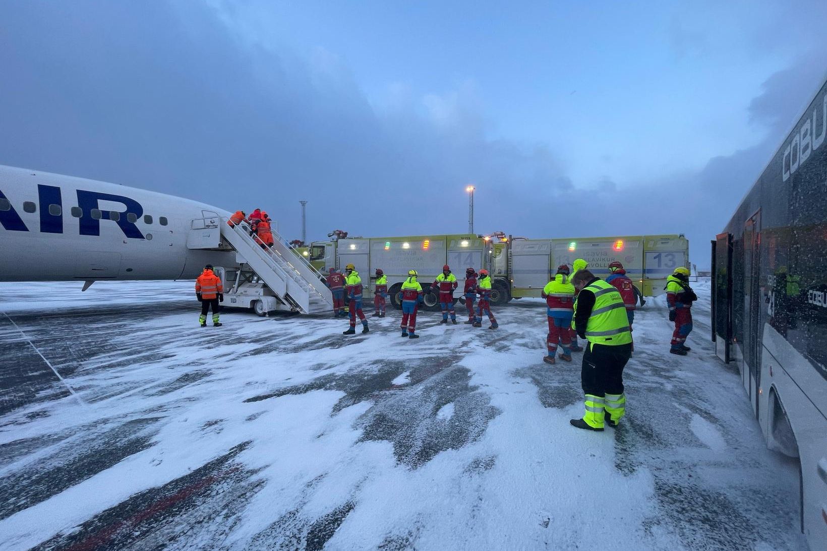 Björgunarsveitarfólk aðstoðaði Icelandair í gær.