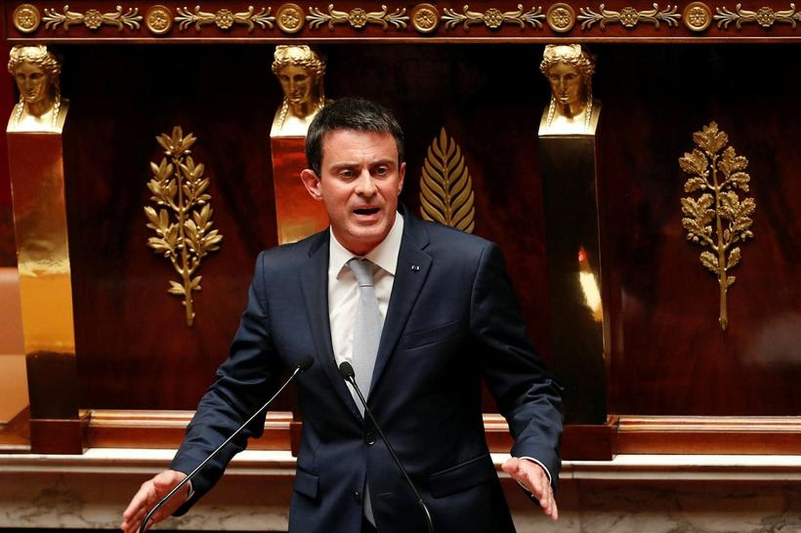 Manuel Valls, forsætisráðherra Frakklands, mælti fyrir framlengingu neyðarlaganna í gærkvöldi.