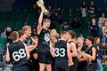 Sigurvegarar Benóní Stefan með bikarinn umkringdur félögum sínum í KR og Rún hlaðin verðlaunum.