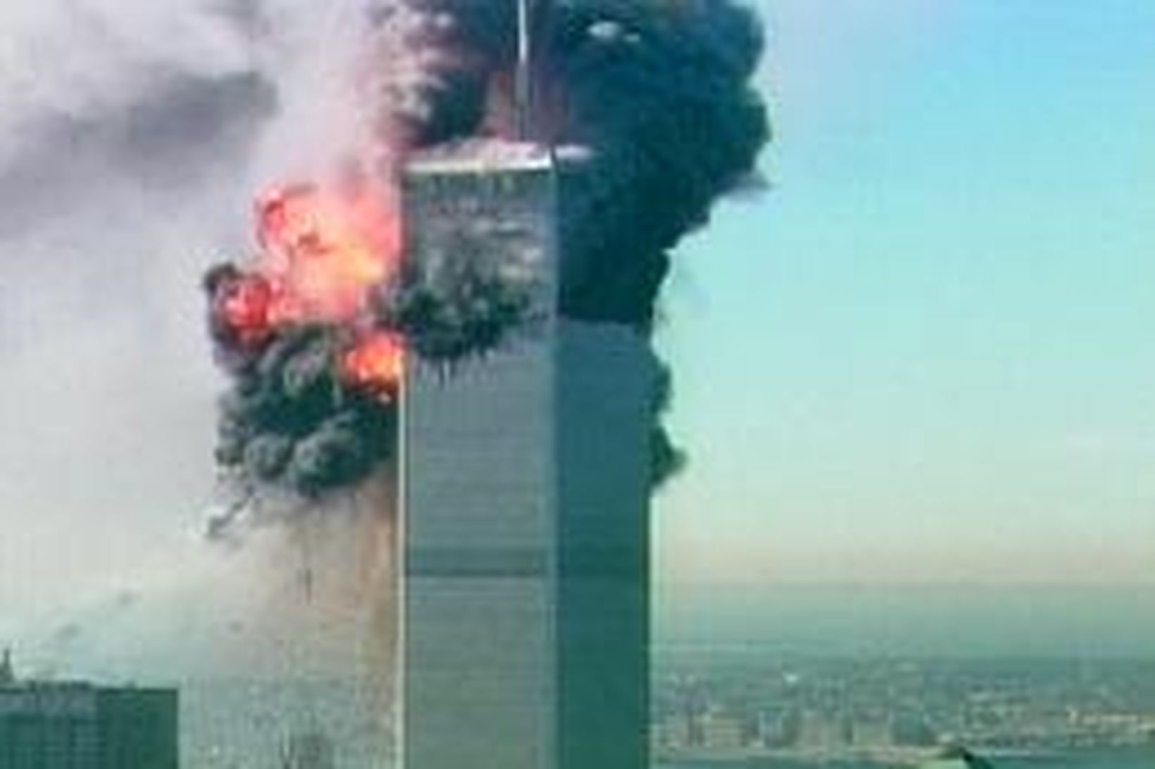 Eldur logar í turnum World Trade Center árið 2001 eftir …