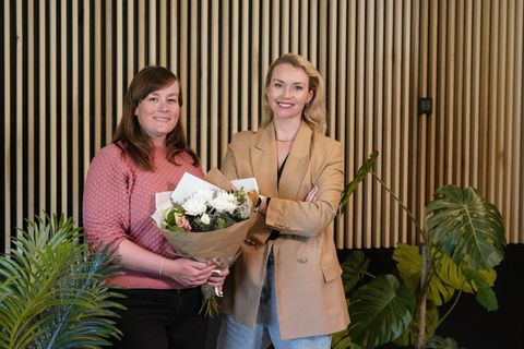 Eva Rós Ólafsdóttir, framkvæmdastjóri Bergsins tekur við söfnunarupphæðinni frá Guðrúnu Aðalsteinsdóttur, framkvæmdastjóra Krónunnar.