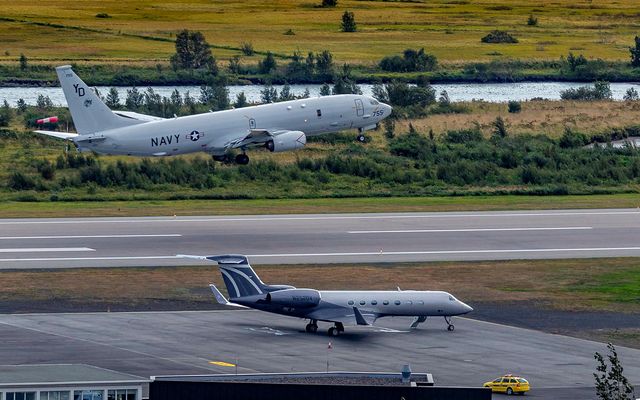 Bandarísk kafbátaleitarflugvél af gerðinni P-8 Poseidon æfir aðflug á Akureyri, en fjöldi slíkra véla er …