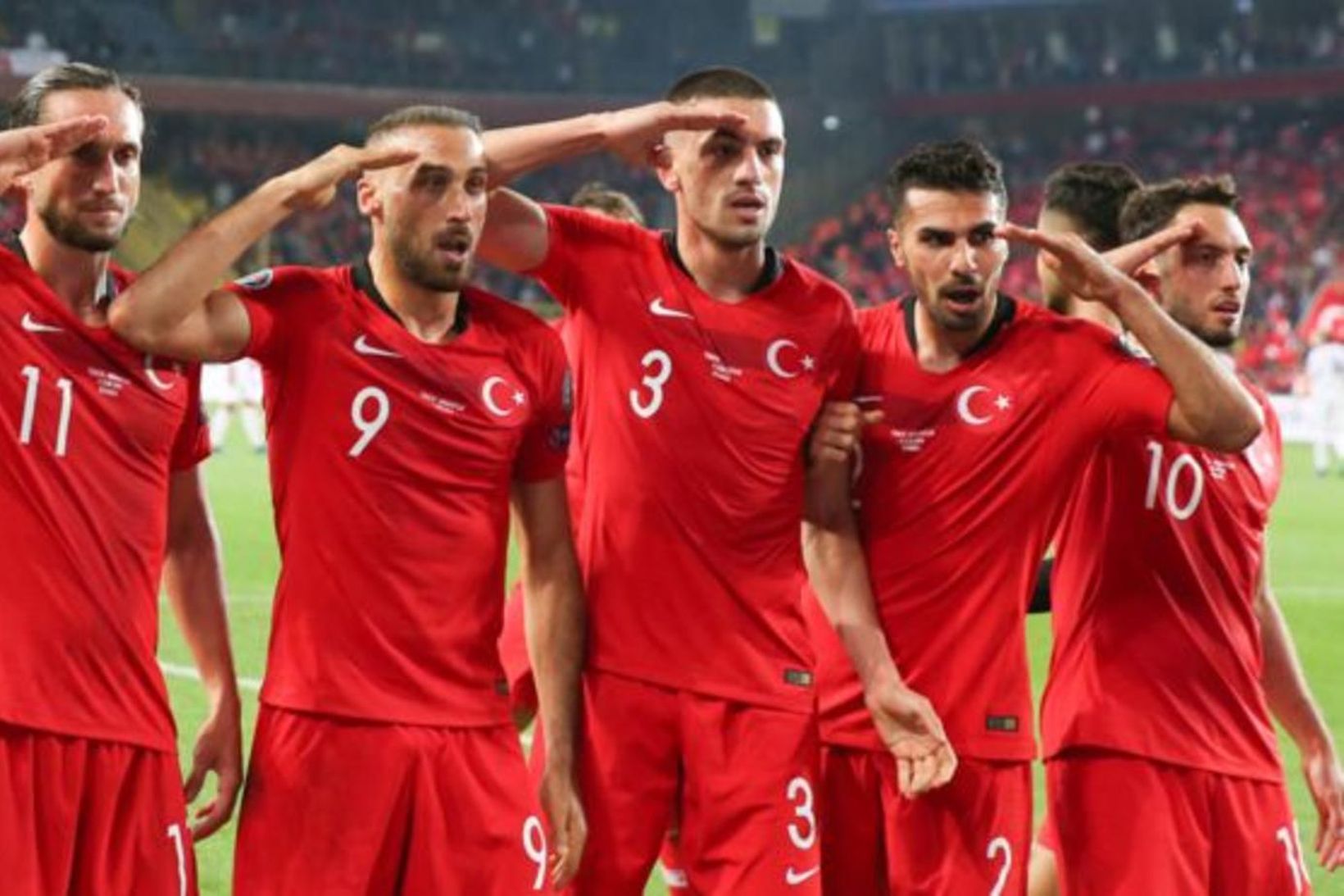 Tyrkir fagna sigurmarkinu gegn Albaníu á föstudagskvöld.