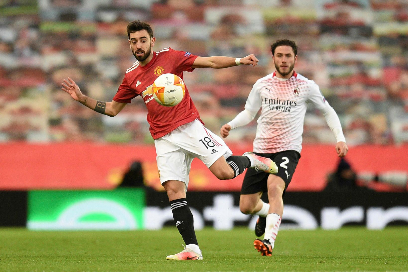 Bruno Fernandes með boltann á Old Trafford í kvöld, Davide …