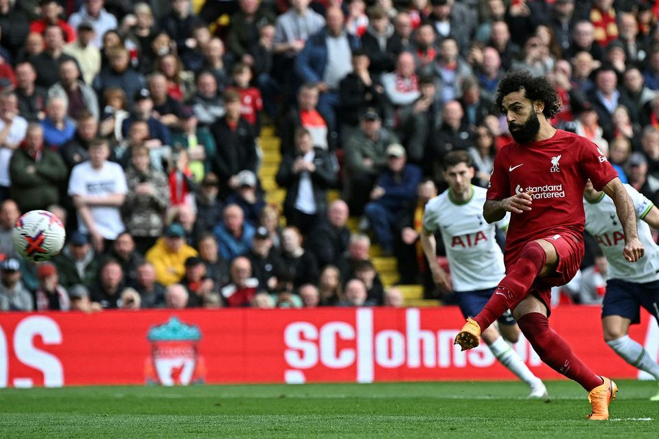 Mohamed Salah skorar af vítapunktinum og kemur Liverpool í ansi vænlega stöðu.