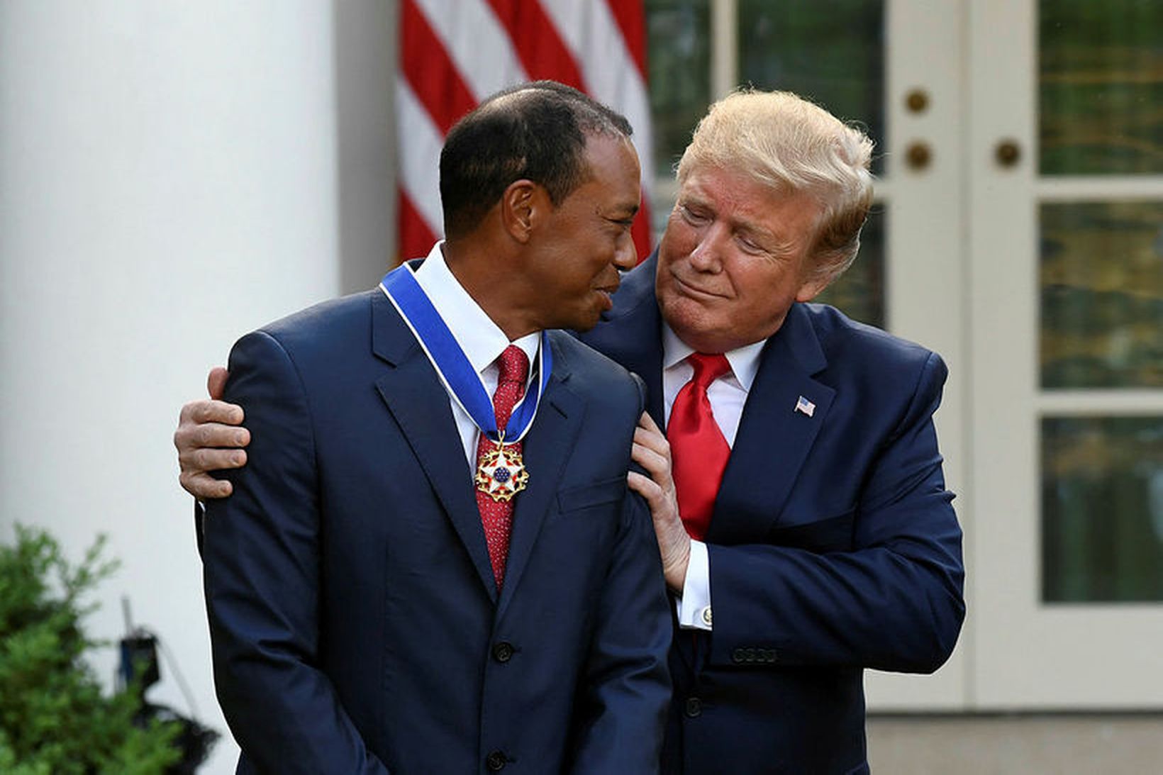 Tiger Woods tekur við orðu frá Donald Trump Bandaríkjaforseta fyrr …
