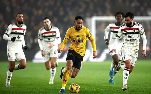 Matheus Cunha umkringdur leikmönnum Manchester United.