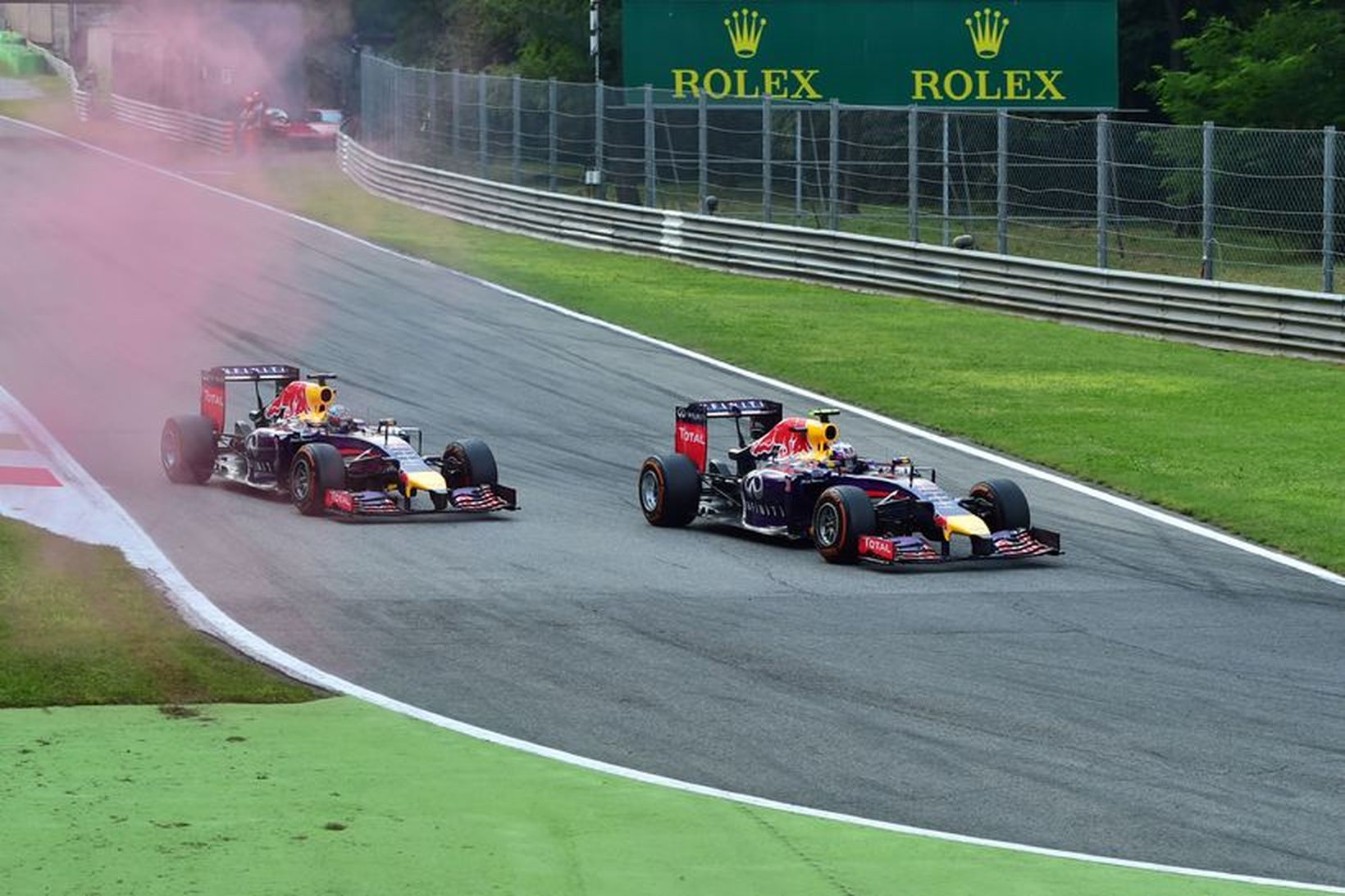 Sebastian Vettel (t.v.) og Daniel Ricciardo í ítalska kappakstrnum íæ …