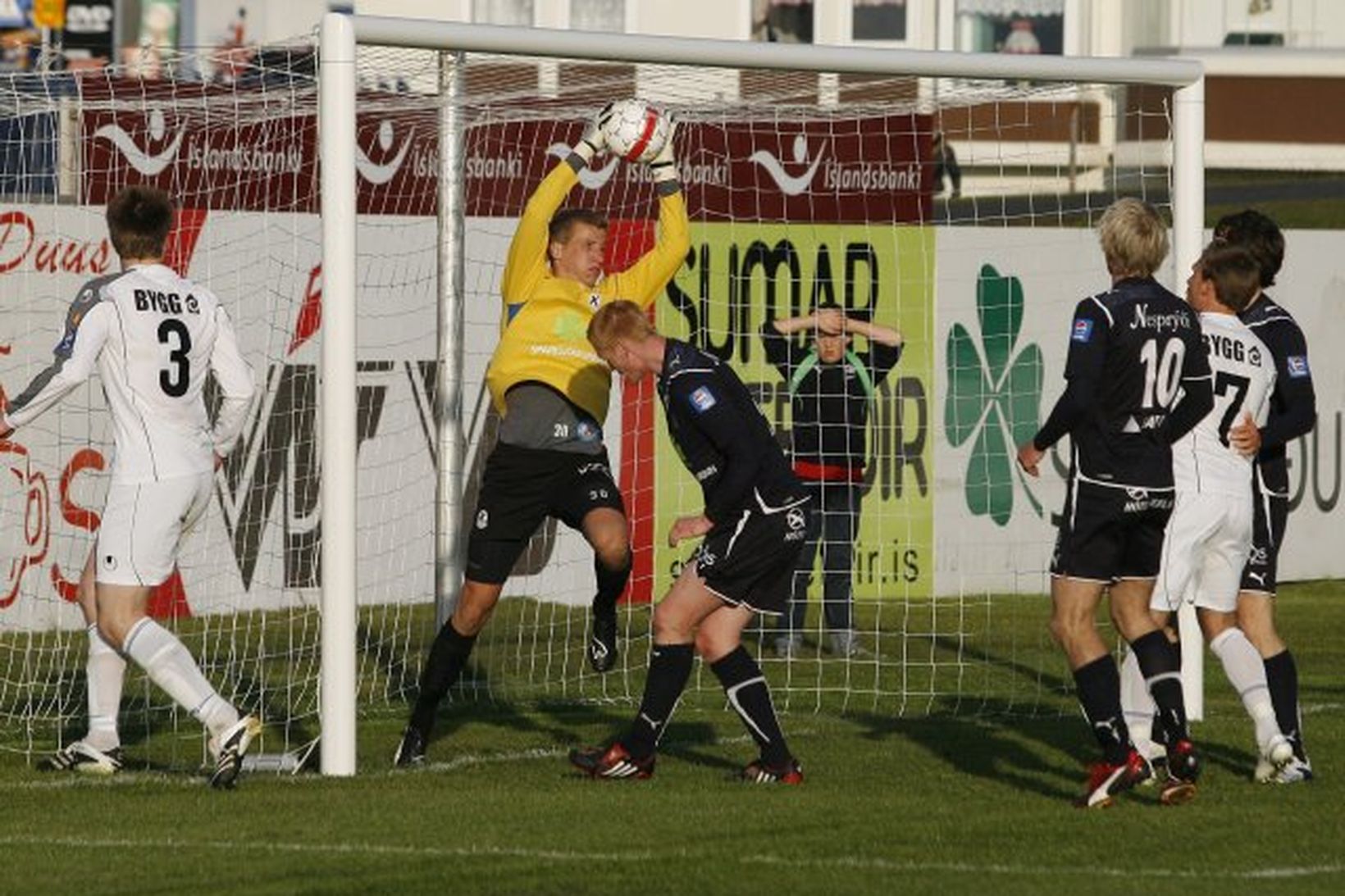 Lasse Jörgensen markvörður Keflavíkur grípur boltann í leiknum í kvöld.