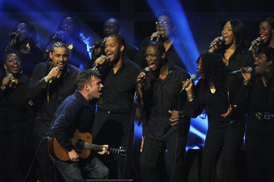 Damon Albarn kom fram ásamt hljómsveit sinni Blur og gospelkór á Brit Awards.
