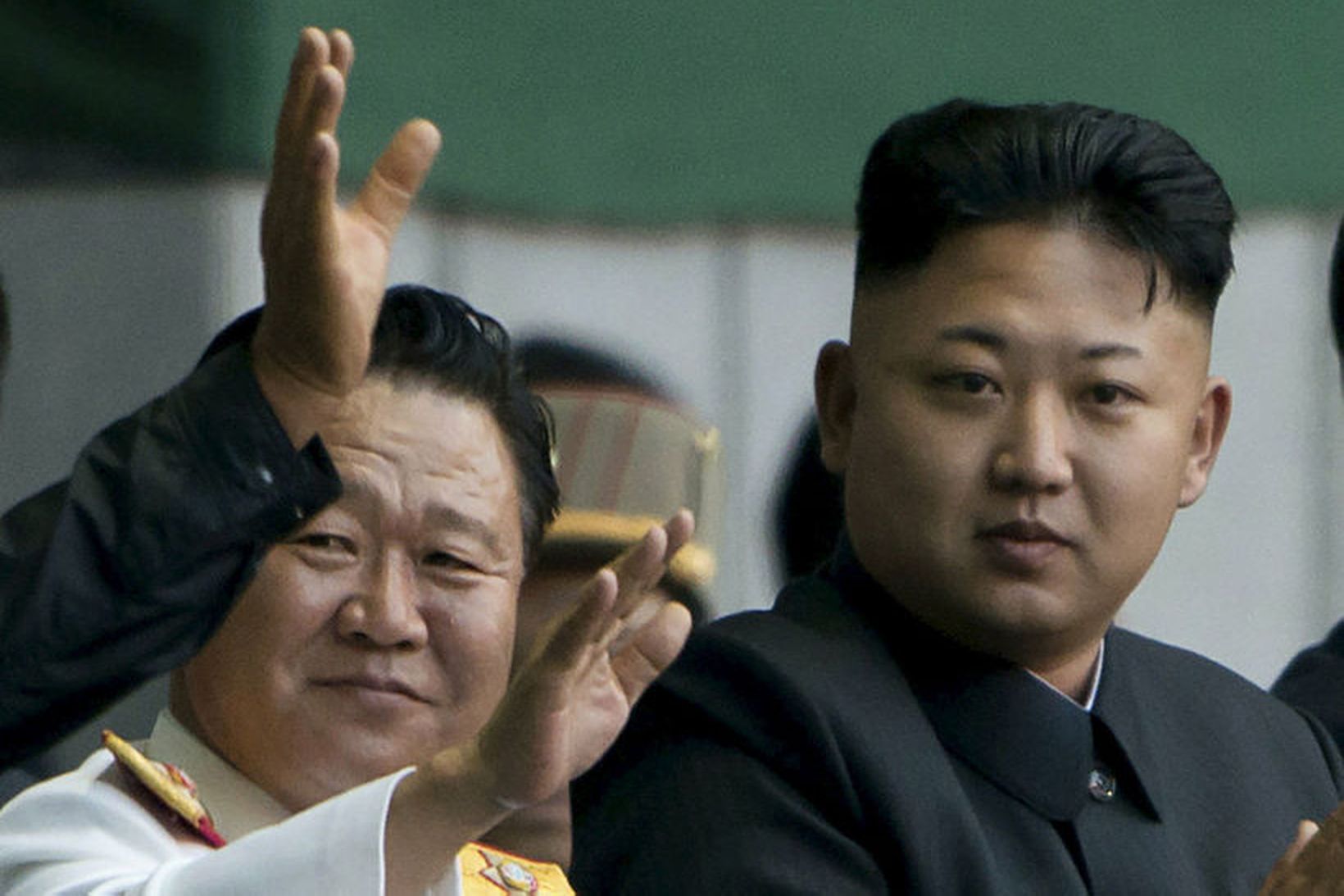 Kim Jong-un leiðtogi Norður-Kóreu. Við hlið hans stendur Choe Ryong-hae …