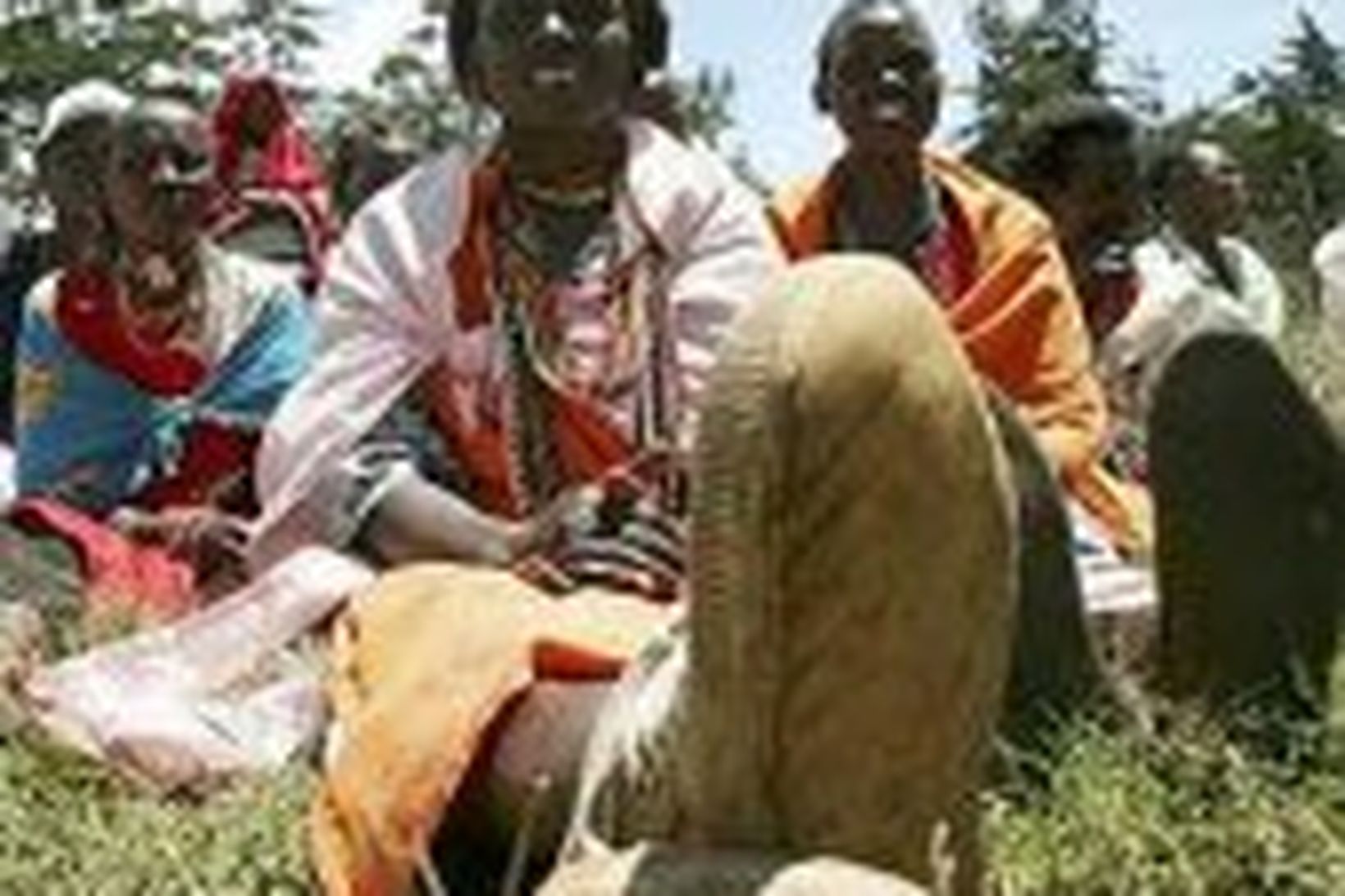 Konur úr Maasai ættflokknum hlusta á erindi um skaðsemi umskurnar …