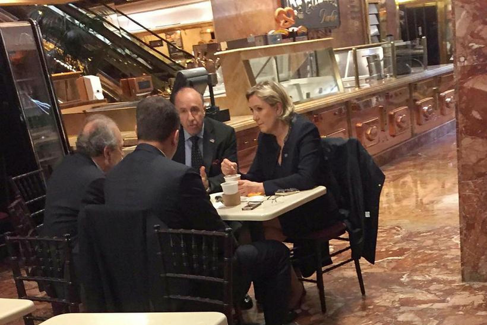 Le Pen á kaffihúsi í turninum.