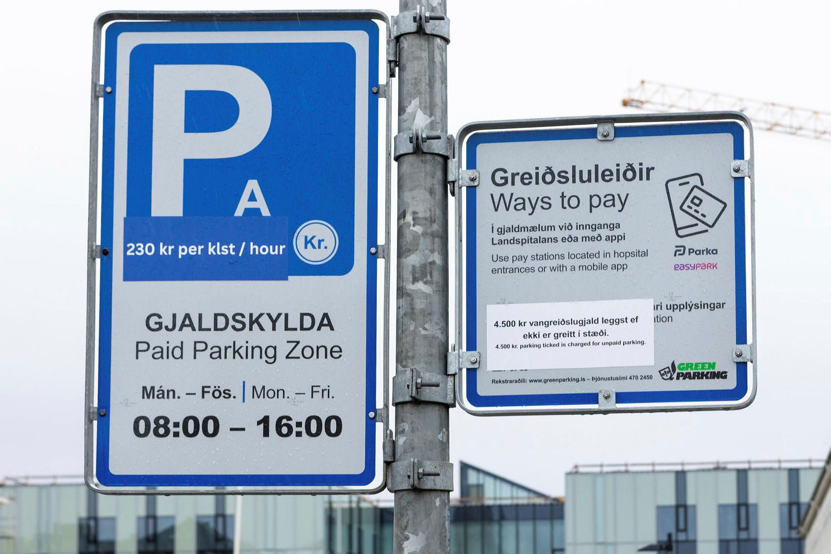 Tæpir tveir milljarðar af bílastæðum