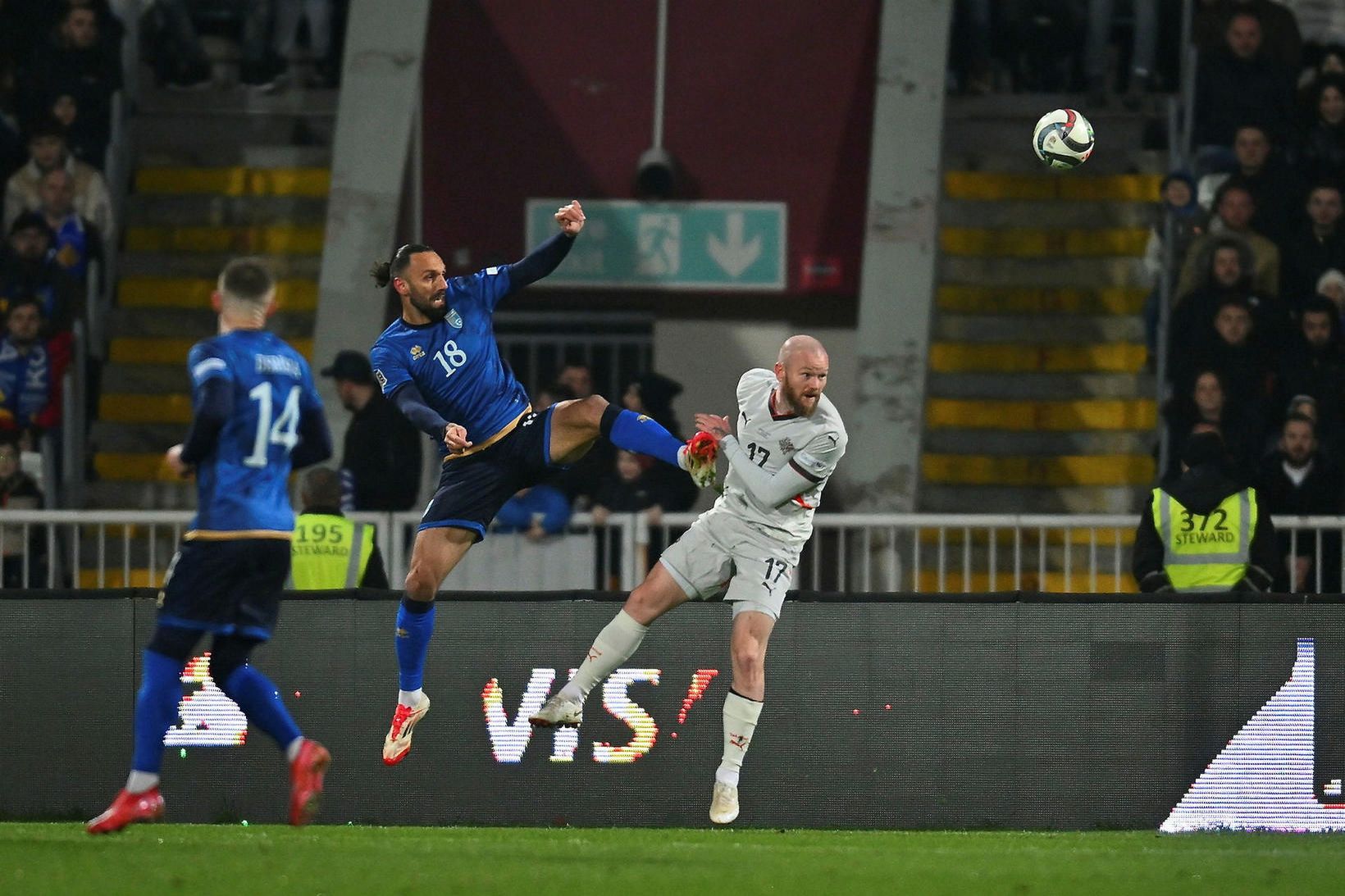 Aron Einar Gunnarsson í baráttunni í kvöld.