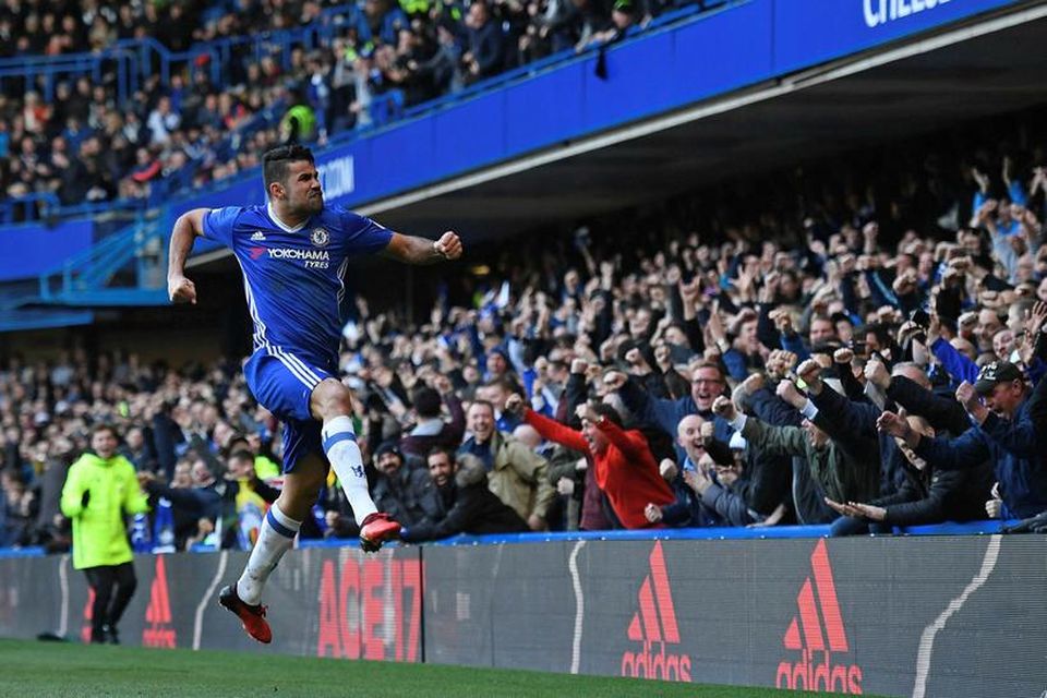 Diego Costa fagnar marki sínu fyrir Chelsea gegn WBA í dag með stuðningsmönnum Chelsea.