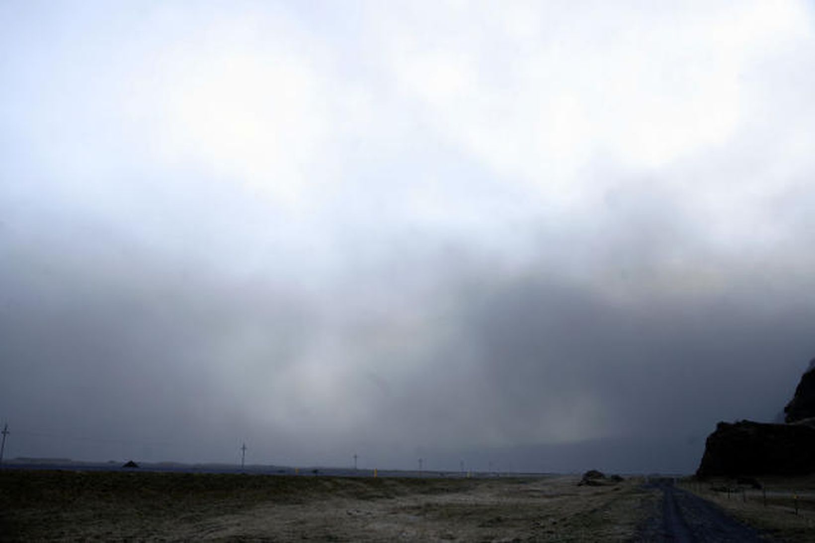 Laust fyrir kl. átta byrjaði töluvert öskufall í Vík í …