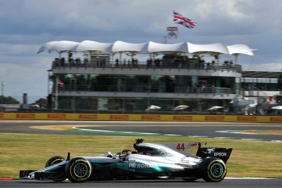 Lewis Hamilton á ferð í Silverstone.
