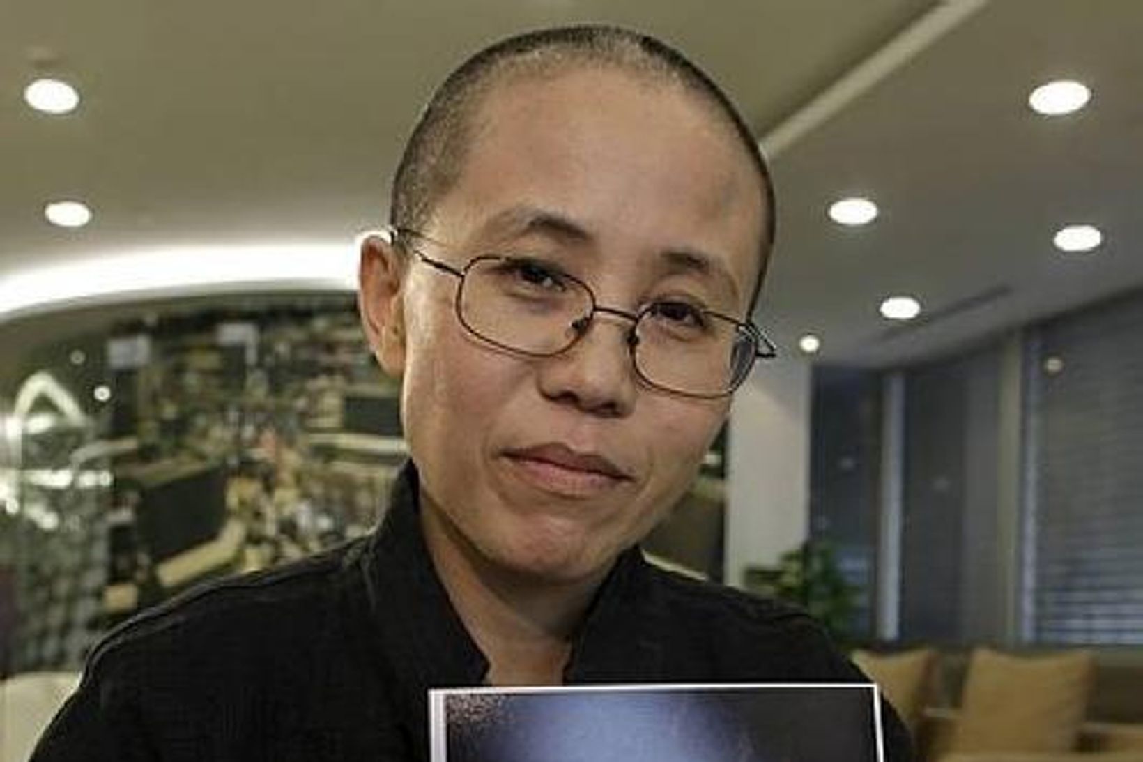 Liu Xia, eiginkona Liu Xiaobo, með mynd af eiginmanni sínum. …