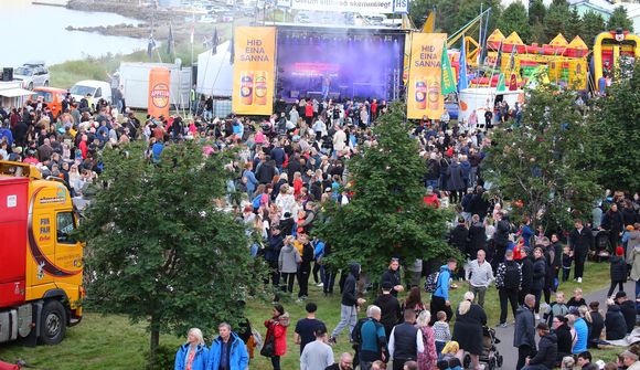 Hleypa hátíðinni af stað með sumarkjólum og freyðivíni