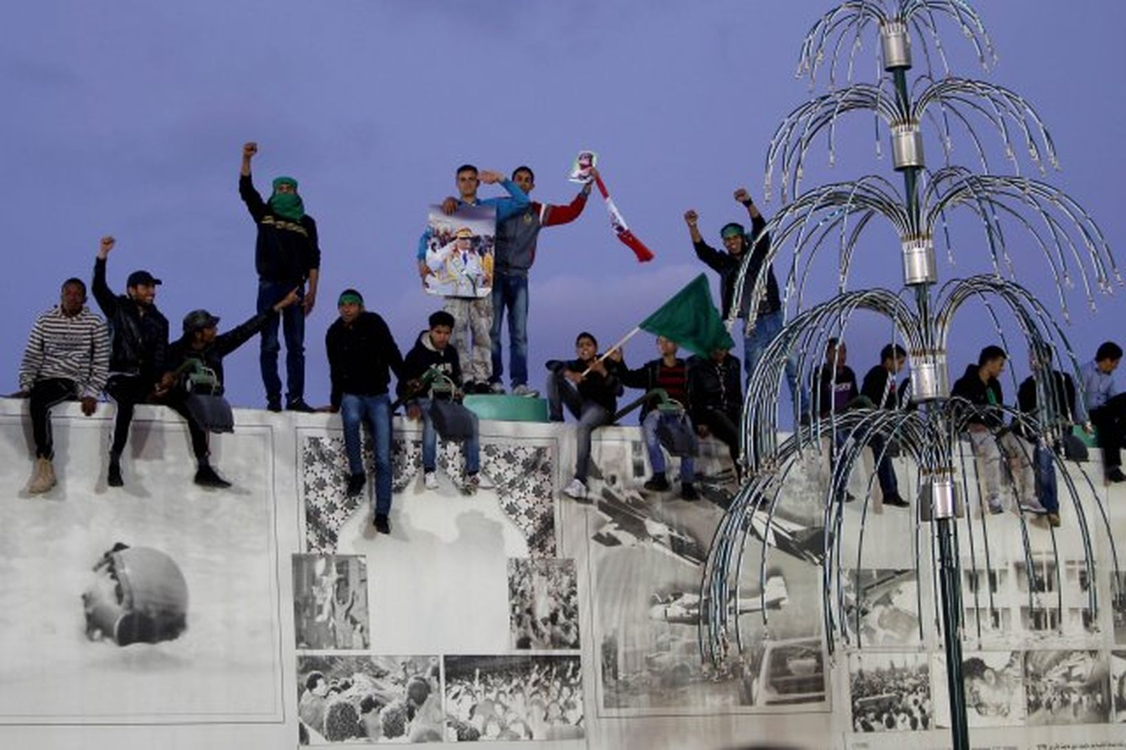 Líbísk ungmenni á vegg við hús Múammars Gaddafis í Tripoli. …