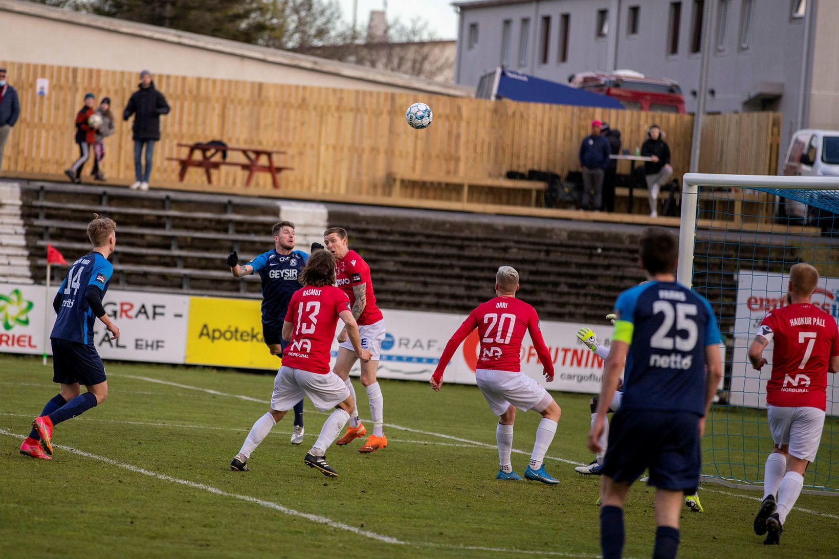 Joey Gibbs skallar boltann í mark Vals á lokasekúndum leiksins …