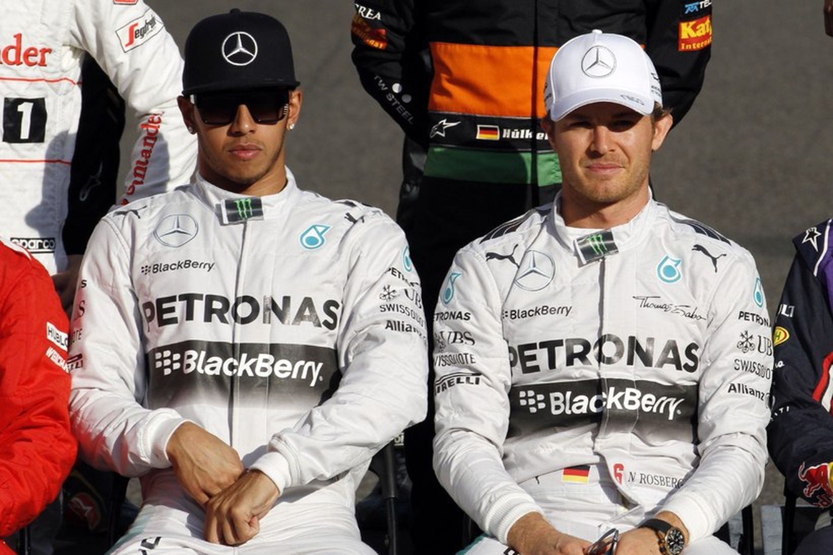 Lewis Hamilton (t.v.) og Nico Rosberg við hópmyndatöku af ökumönnunum …