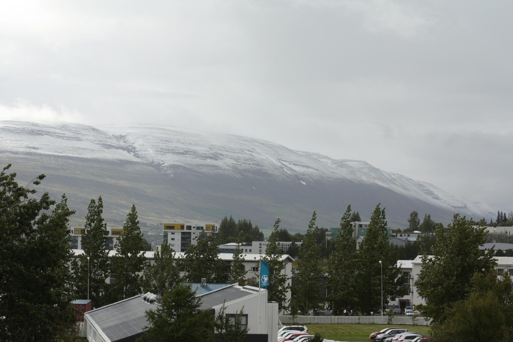 Gránað hefur í fjöll á Vaðlaheiði.