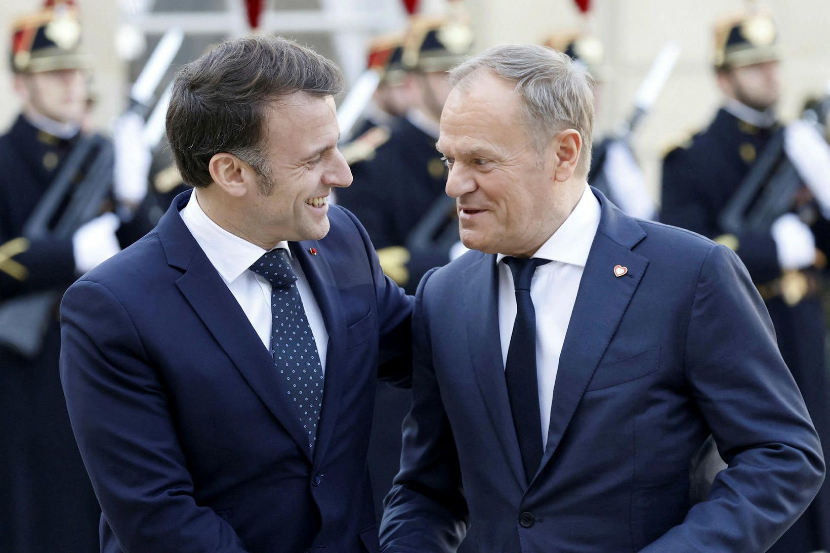 Emmanuel Macron Frakklandsforseti tekur á móti Don­ald Tusk for­sæt­is­ráðherra Pól­lands …