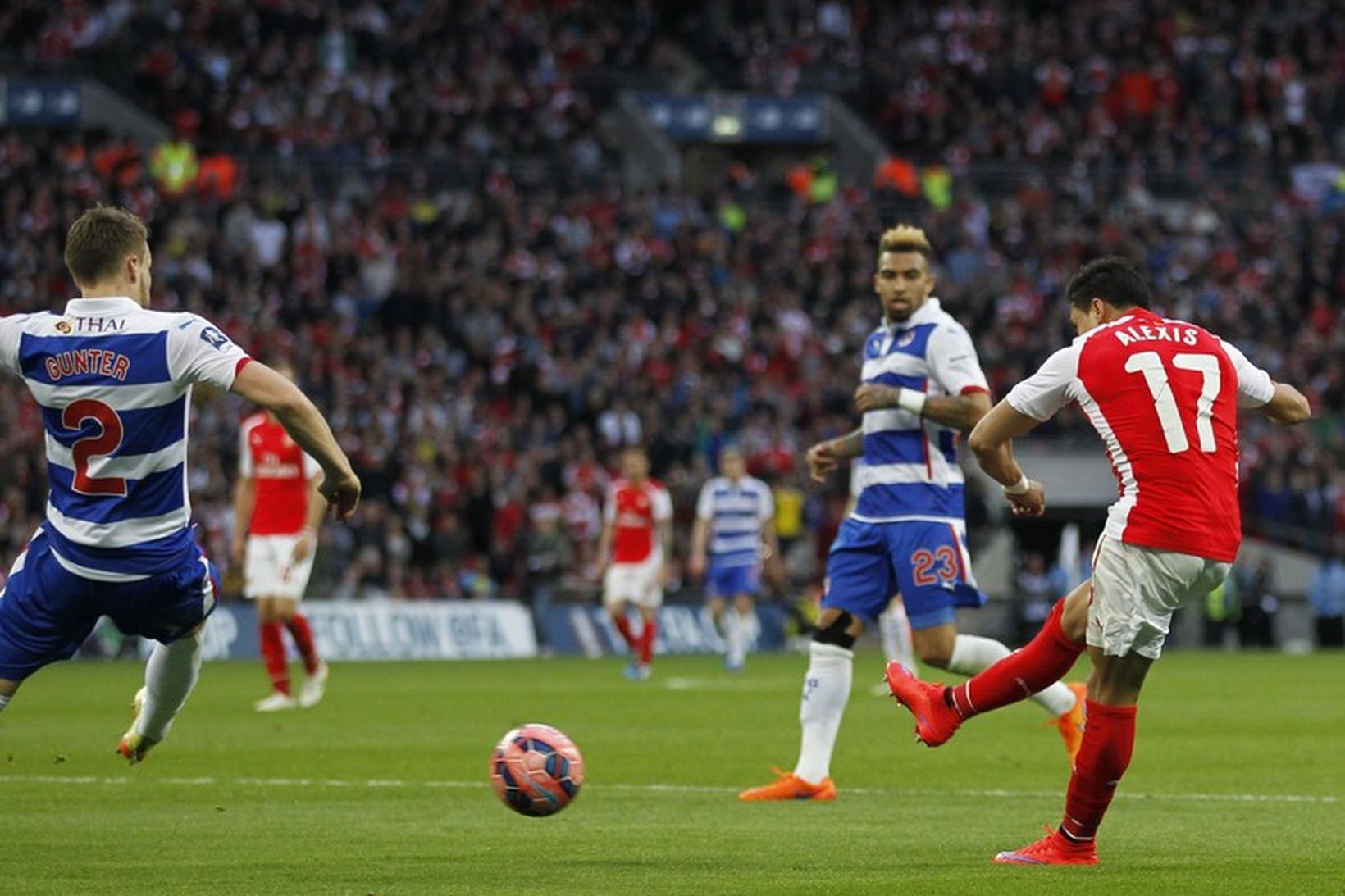 Alexis Sánchez skorar sigurmark Arsenal gegn Reading.