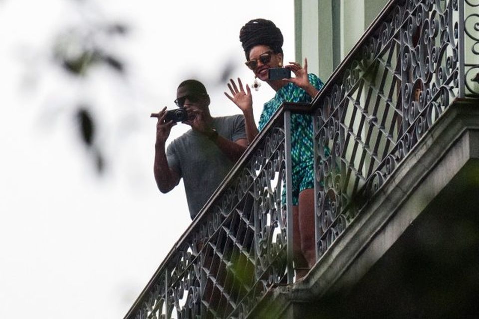 Beyoncé og Jay Z heilsa aðdáendum sínum af svölum Saratoga-hótelsins í Havana.