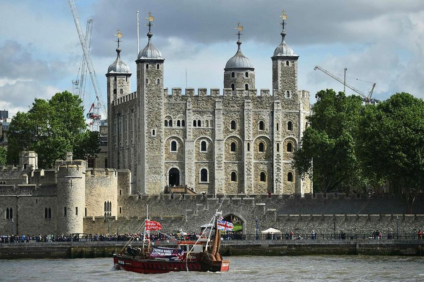 Smáfloti fiskibáta sigldi upp Thames á til að mótmæla veru …