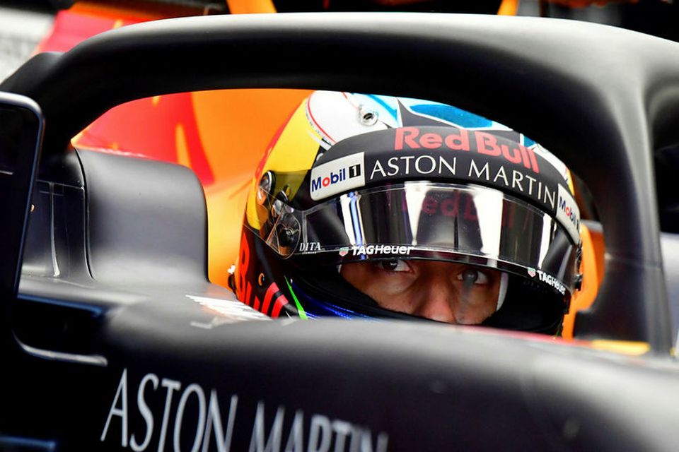 Daniel Ricciardo bíður milli aksturslota í bíl sínum.