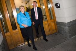 Erna Solberg og Jens Stoltenberg sjást hér yfirgefa húsnæði norska ríkissjónvarpsins í gærkvöldi