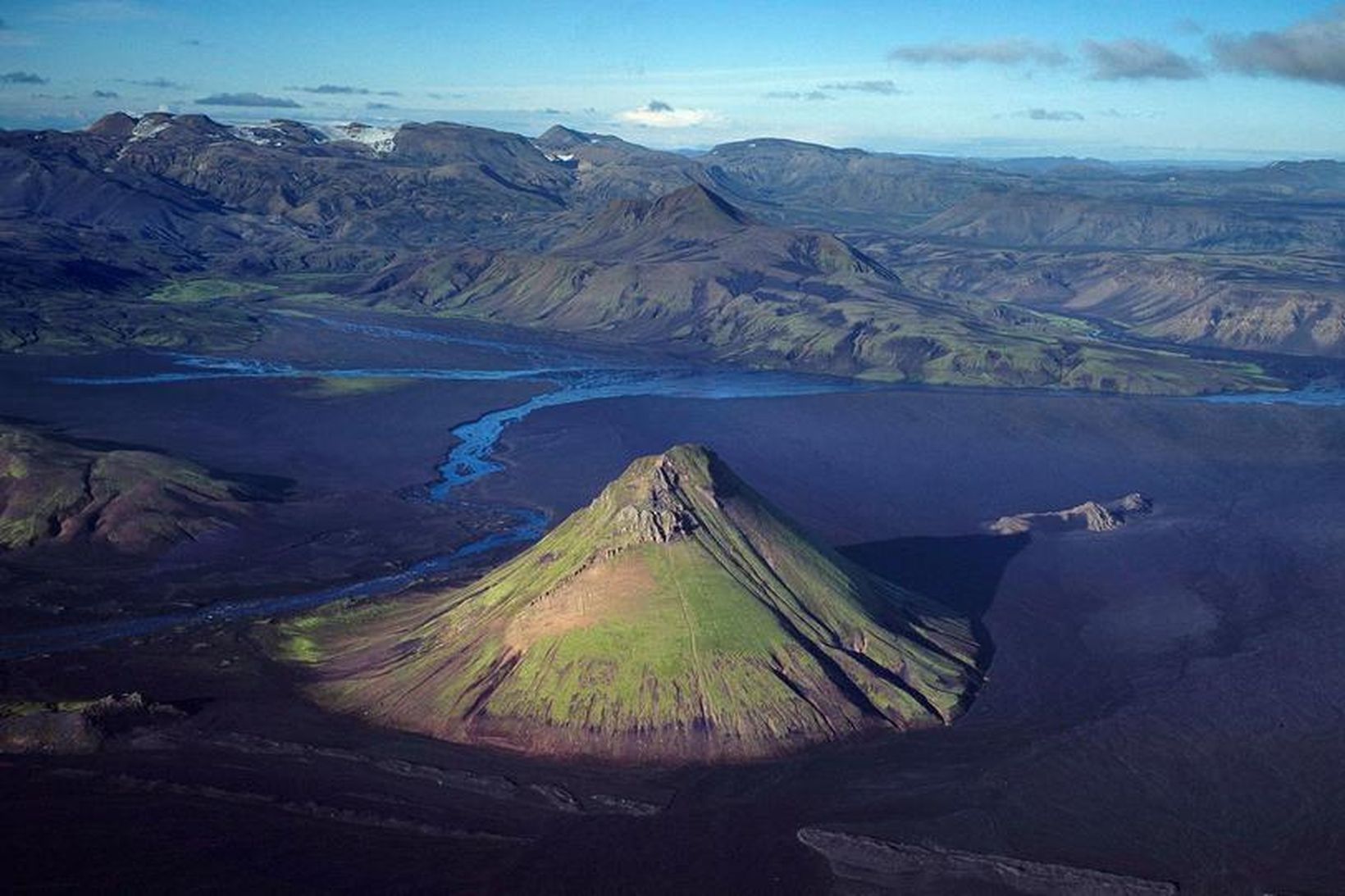 Mælifell og Strútur er í baksýn. Varað er við vatnavöxtum …