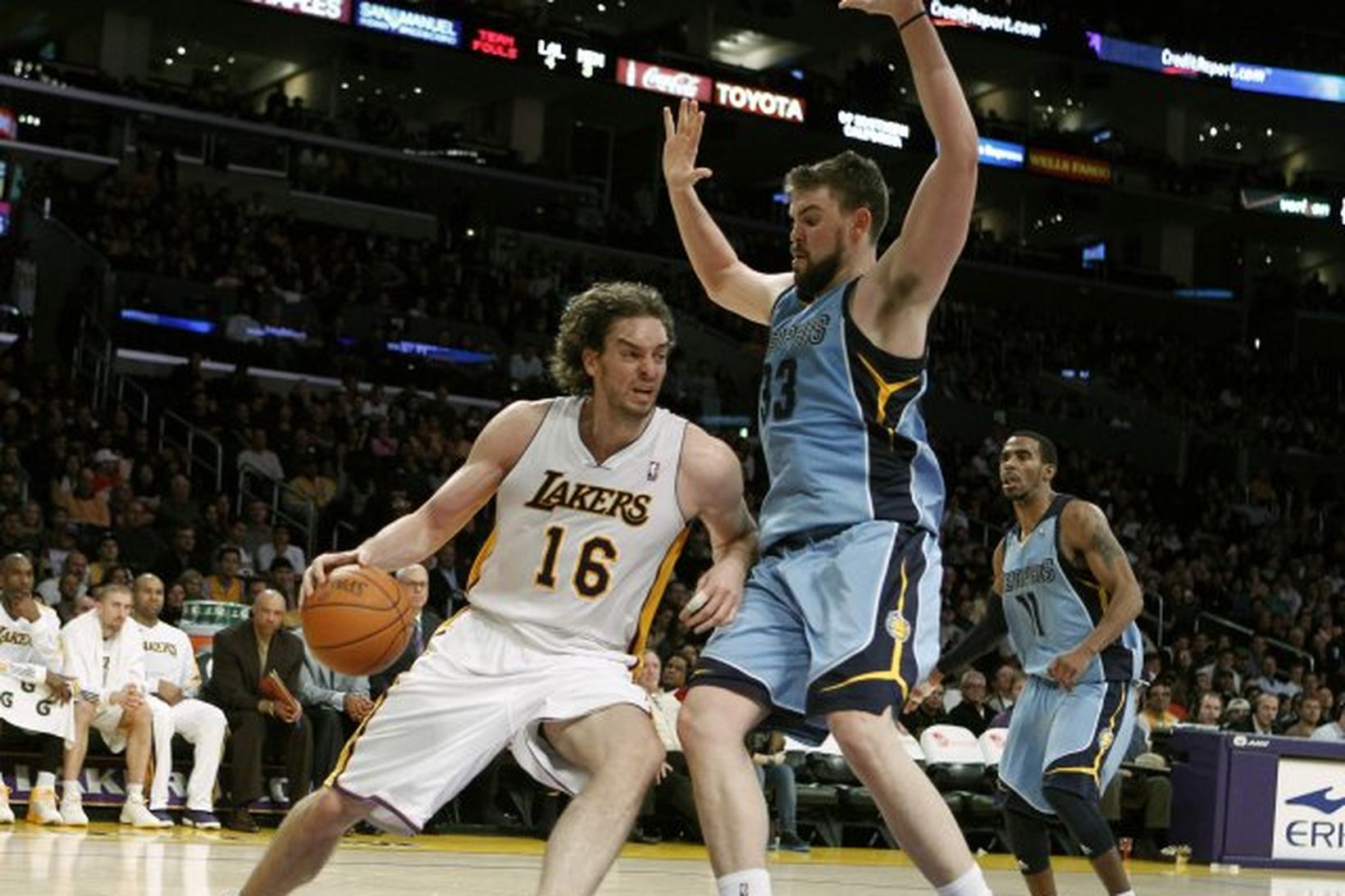 Pau Gasol of Spain sækir að körfu Memphis Grizzlies.