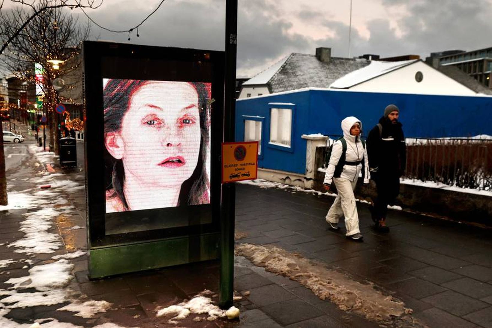 Eitt af mörgum strætóskiltum með verkum Horn er við Bankastræti.