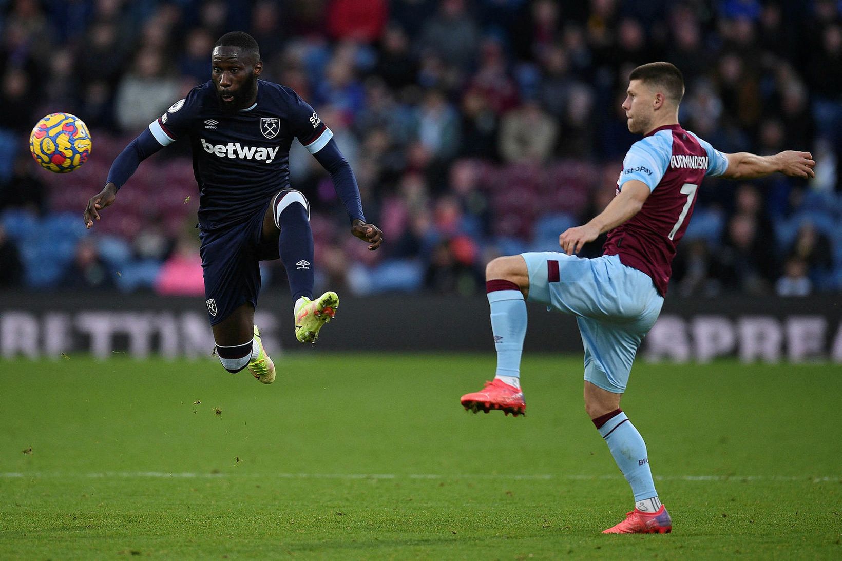 Jóhann Berg Guðmundsson í leik með Burnley gegn West Ham …