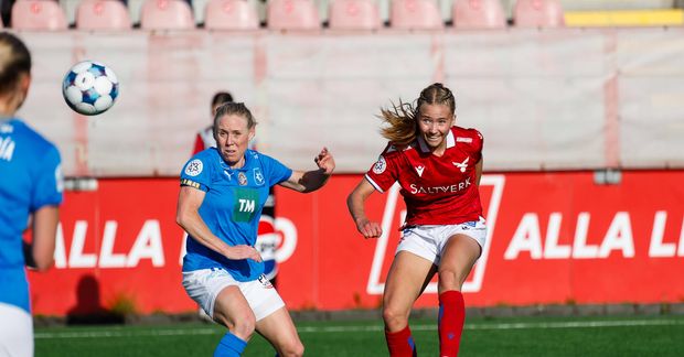 Ragnheiður Þórunn Jónsdóttir úr Val skýtur að marki Stjörnunnar í kvöld.