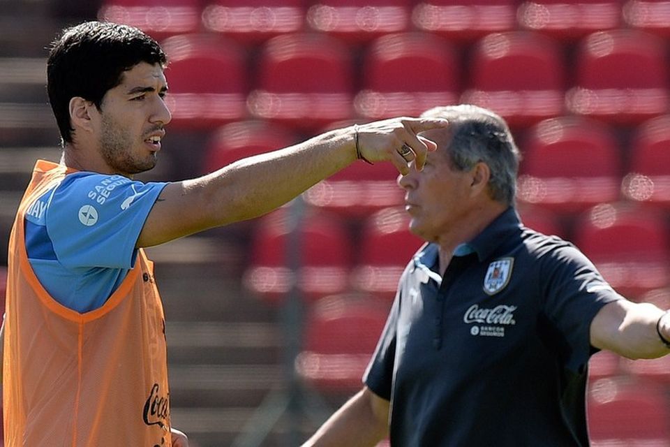 Suárez fer yfir málin með Oscar Tabárez landsliðsþjálfara Úrúgvæ á æfingu 21. júní í undirbúningi …