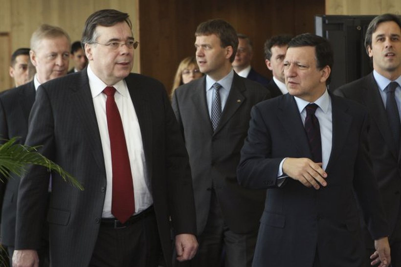 Geir H. Haarde sést hér ganga með Jose Manuel Barroso, …