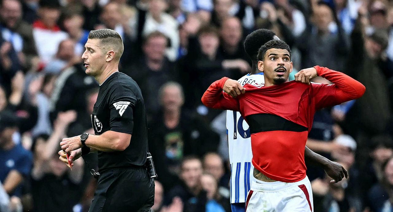 Morgan Gibbs-White gengur svekktur af velli eftir að hann fékk rauða spjaldið.