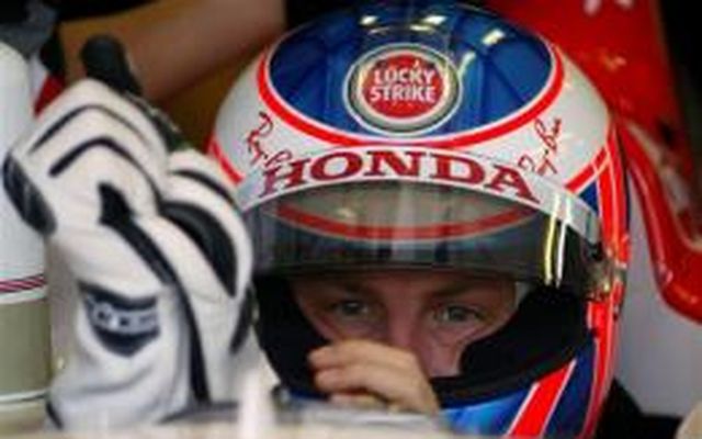 Jenson Button býr sig undir æfingarakstur í Sao Paulo í gær.