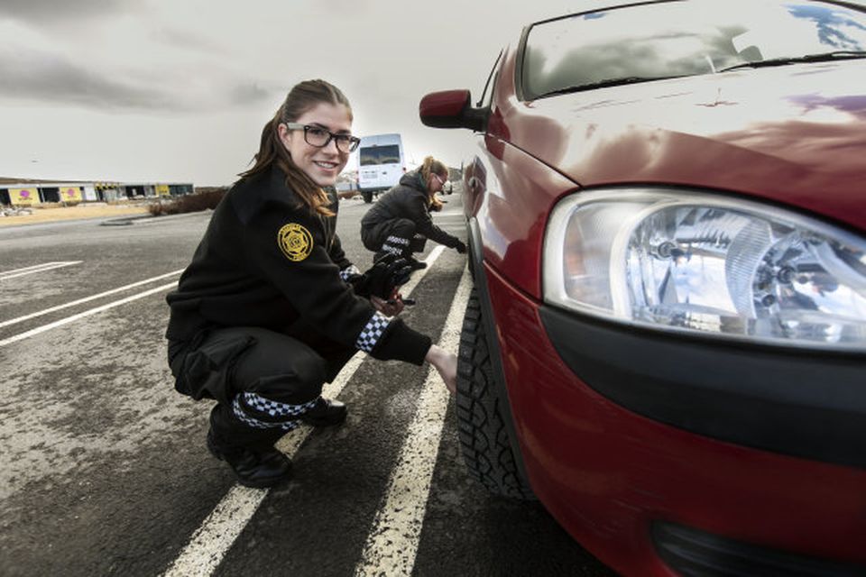 Lögreglunemar kynntu sér ástand bifreiða í dag.