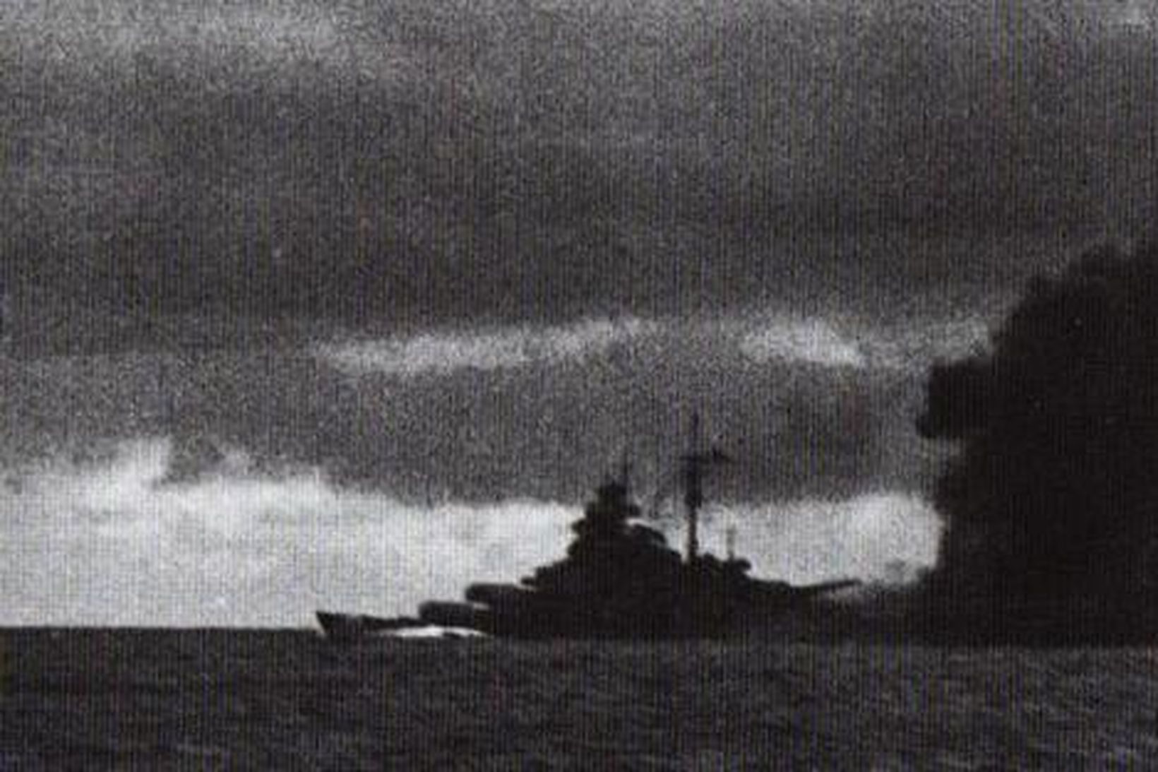 Þýska herskipið Bismarck eftir að það sökkti HMS Hood.