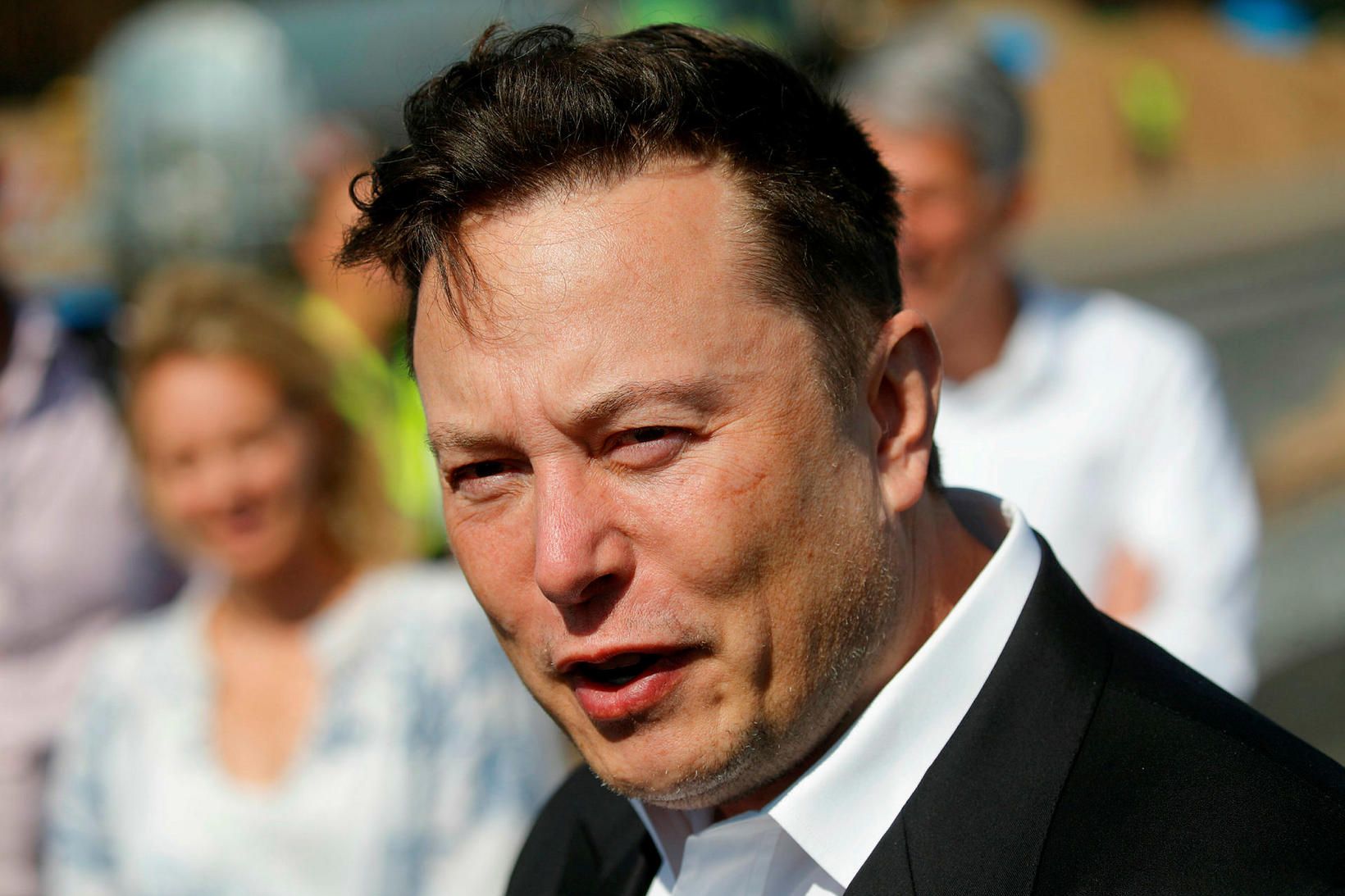 Elon Musk syndir í seðlum.