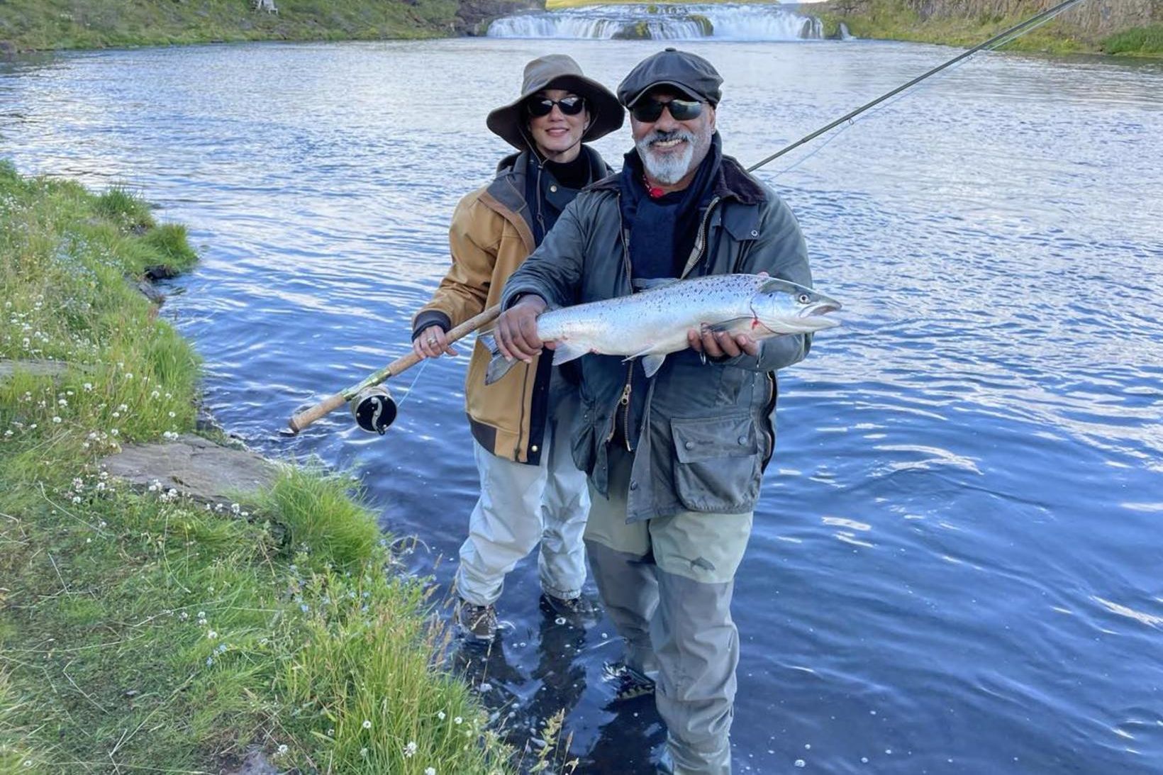 Emily og Ben alsæl með lax sem þau veiddu í …